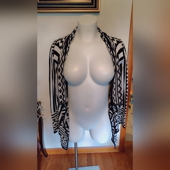 🩷$15 | Black and White Geometric Cardigan - Picture 2 of 4